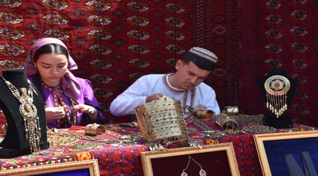 Türkmenistan'da "Halı Bayramı" kutlandı
