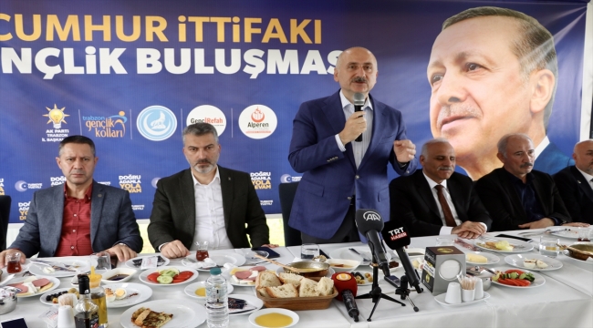 Ulaştırma ve Altyapı Bakanı Karaismailoğlu, Trabzon'da gençlerle bir araya geldi