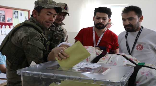 Van, Bitlis ve Hakkari'de oy kullanma işlemleri sürüyor