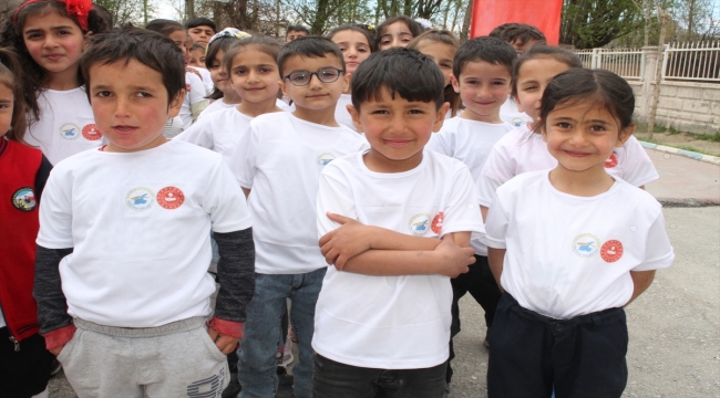 Van'da Cumhuriyetin 100. yılında 100 bin öğrenci için tişört üretildi