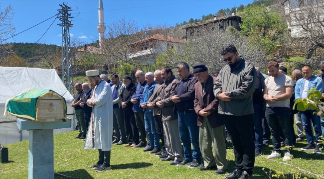 Zonguldak'ta pompalı tüfekle öldürülen kadın Karabük'te toprağa verildi