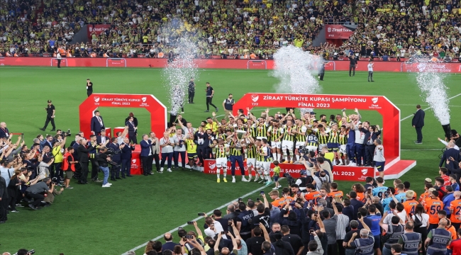 61. Ziraat Türkiye Kupası'nın sahibi Fenerbahçe kupasını aldı