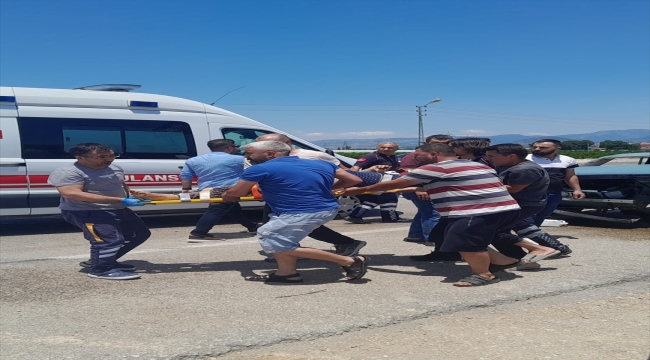 Adana'da iki otomobilin çarpıştığı kazada 1 kişi öldü, 2 kişi yaralandı