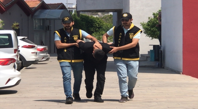 Adana'da silah tehdidiyle 3 kişinin cep telefonunu gasbeden 2 zanlı tutuklandı