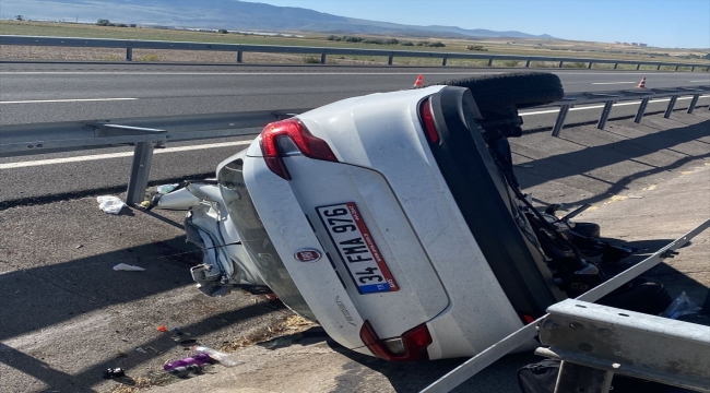 Aksaray'da bariyerlere çarpan otomobildeki çocuk öldü, 5 kişi yaralandı