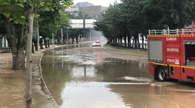 Amasya'da sağanak su baskınlarına neden oldu