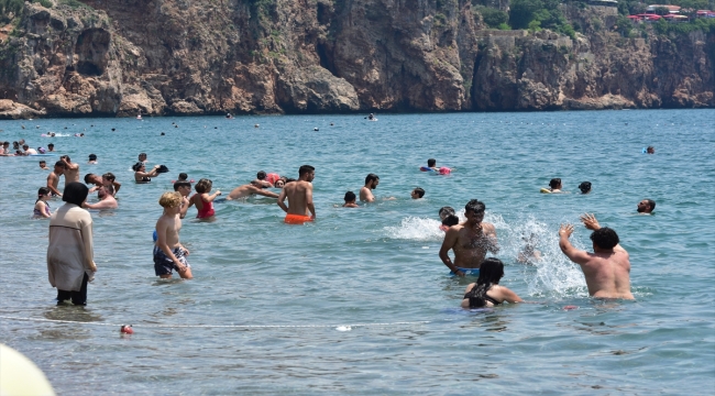 Antalya sahillerinde bayram yoğunluğu sürüyor