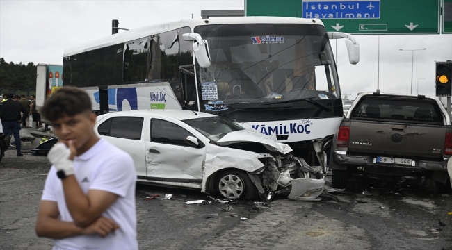 Arnavutköy'de karşı şeride geçen otobüs çok sayıda araca çarptı