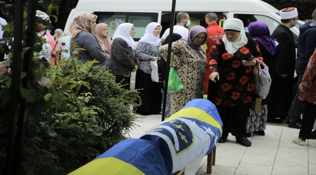 Bosna Savaşı'nda öldürülen ve kimlikleri tespit edilen 4 kişinin cenazesi toprağa verildi