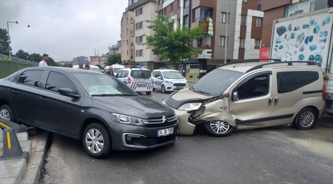 Çekmeköy'de iki aracın çarpıştığı kazada otomobilin sürücüsü yaralandı