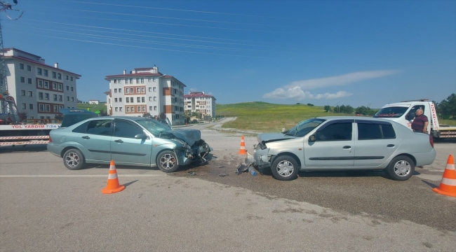 Çorum'da iki otomobil çarpıştı, 8 kişi yaralandı