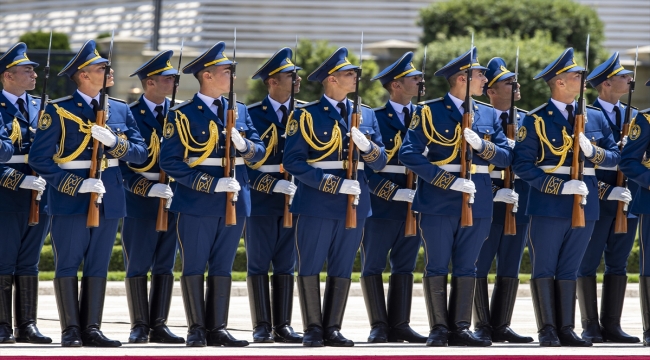 Cumhurbaşkanı Erdoğan, Azerbaycan Cumhurbaşkanı Aliyev tarafından resmi törenle karşılandı