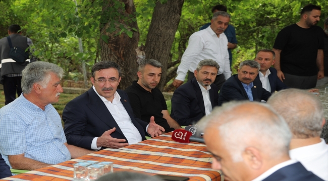 Cumhurbaşkanı Yardımcısı Yılmaz'dan depremde hayatını kaybeden AK Parti'li Taş'ın ailesine ziyaret