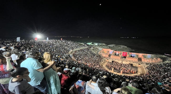 Cumhurbaşkanlığı Senfoni Orkestrası 2 bin 200 yıllık antik tiyatroda konser verdi