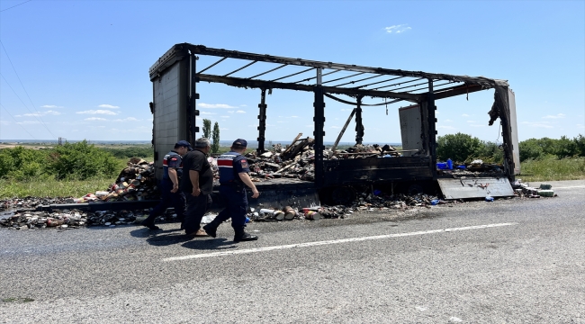 Edirne'de seyir halindeyken dorsesinde yangın çıkan tırda hasar oluştu