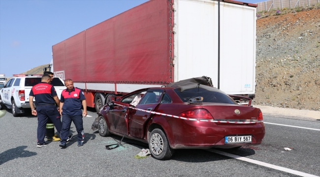 Erzincan'da tırın dorsesine çarpan otomobildeki 2 kişi öldü, 3 kişi yaralandı