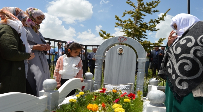 Erzurum'da terör örgütü PKK'nın dört yıl önce katlettiği amca ile yeğeni mezarları başında anıldı