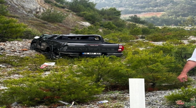 Eski Ekonomi Bakanı Nihat Zeybekci, trafik kazasında yaralandı