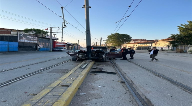 Eskişehir'de tramvay hattındaki direğe çarpan otomobildeki 2 kişi yaralandı