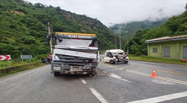 Giresun'da kamyon ile minibüsün çarpıştığı kazada 1 kişi öldü