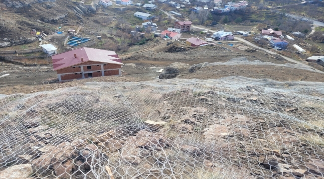 Gümüşhane'de heyelan riskine karşı yamaçlara çelik ağ ve enerji sönümleyici bariyer yerleştirildi