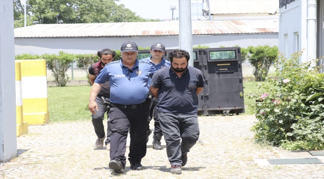 Bursa'da çocuğunu teslim alan anne ile avukat çift, araçta taşlı bıçaklı saldırıya uğradı