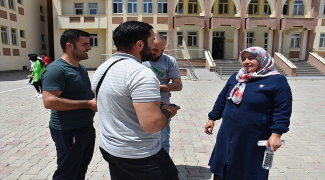 Hakkari'de anne oğul YKS heyecanını birlikte yaşadı