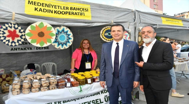 Hataylı depremzede esnaf ve sanatçılar Mersin'de dayanışma standı açtı