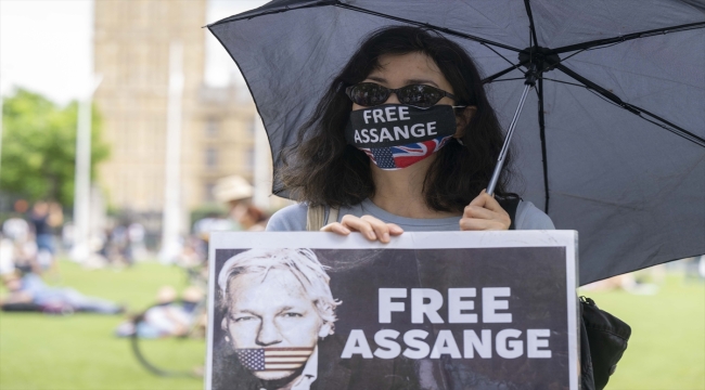 İngiltere Parlamentosunun önüne Assange, Manning ve Snowden heykeli dikildi