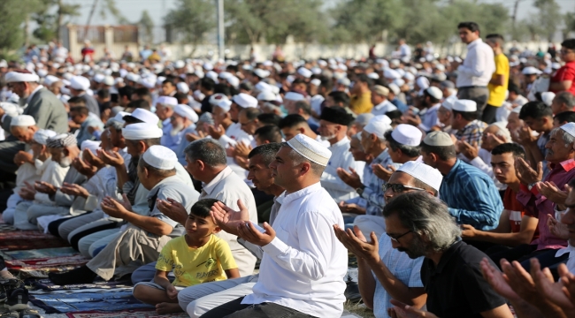 İran'ın Gülistan eyaletinde binlerce kişi bayram namazını büyük meydanda kıldı