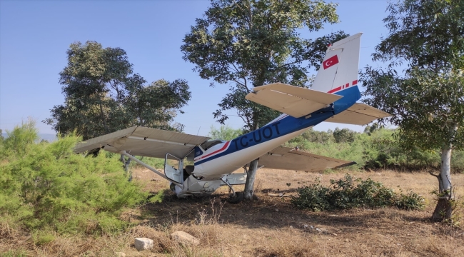 İzmir'de eğitim uçağı boş araziye zorunlu iniş yaptı