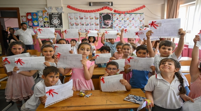 İzmir ve çevre illerde öğrenciler karne aldı