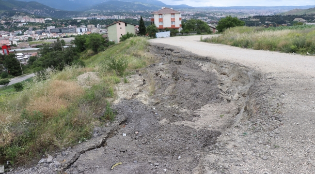 Karabük'te heyelan nedeniyle okul bölgesindeki yolun bir kısmı çöktü