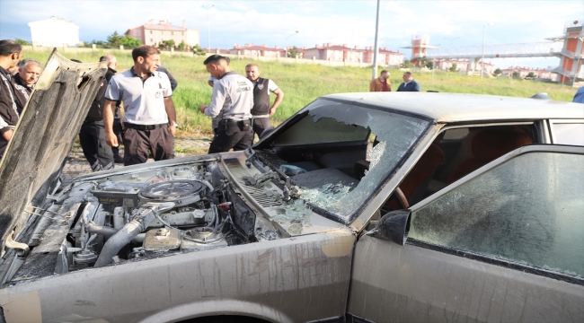 Kars'ta hastane bahçesinde seyir halindeki otomobil yandı