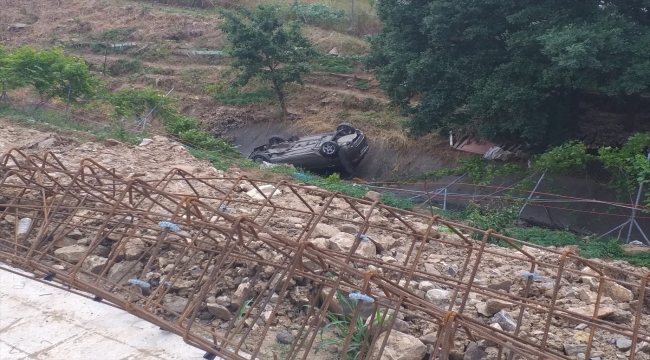 Kartal'da devrilip su kanalına düşen otomobilin sürücüsü yaralandı