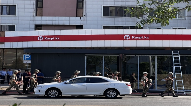 Kazakistan'da rehin alınan banka çalışanları kurtarıldı
