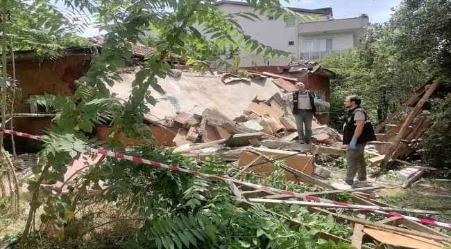 Kocaeli'de demir kestikleri evin tavanının çökmesi sonucu 1'i çocuk 2 kişi öldü