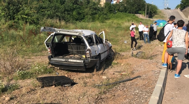 Kocaeli'de takla atan otomobildeki 5 genç yaralandı