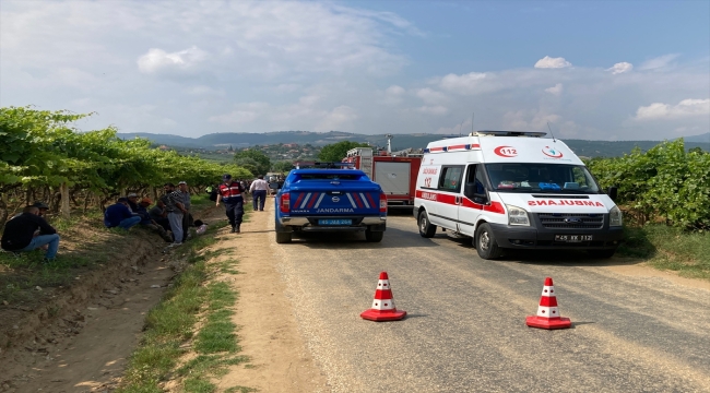 Manisa'da devrilen traktörün altında kalan sürücü öldü