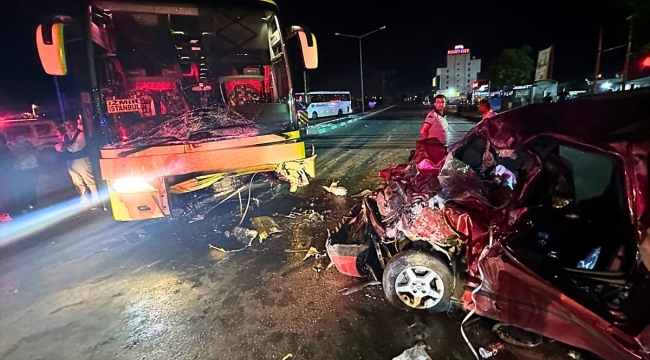 Manisa'da otobüsle çarpışan hafif ticari aracın sürücüsü öldü