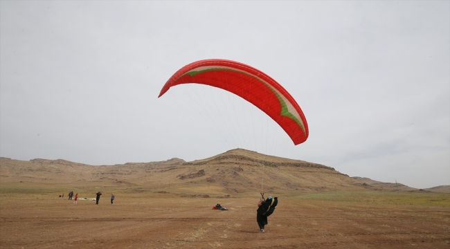 Mardin'de Türkiye Yamaç Paraşütü Hedef Şampiyonası başladı
