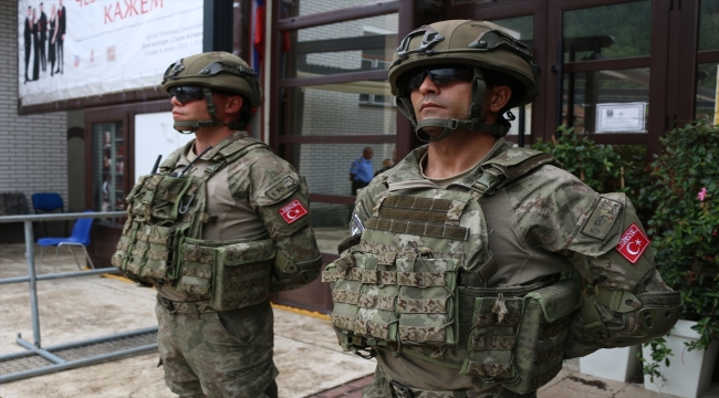 Mehmetçik, Kosova'nın kuzeyindeki Zubin Potok'ta güvenliği sağlıyor