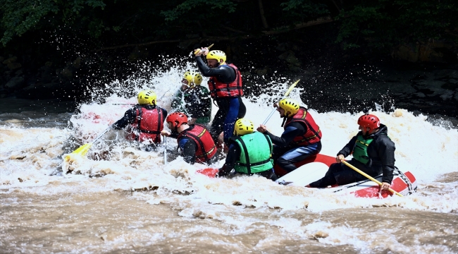 Milli sporcular, çevre farkındalığı için Melen Çayı'nda rafting yapıp çöp topladı