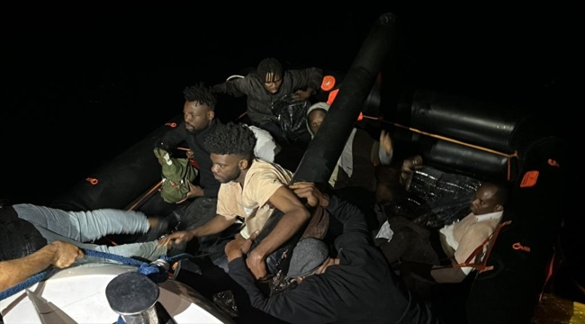 Muğla açıklarında Yunanistan unsurlarınca geri itilen 14 düzensiz göçmen kurtarıldı