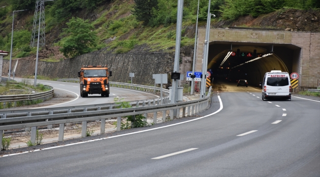 Sağanağın ulaşımı aksattığı Trabzon-Gümüşhane kara yolunda temizlik çalışmaları sürüyor