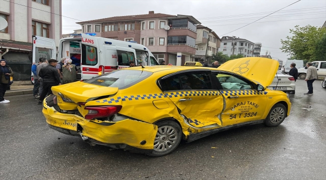 Sakarya'da zincirleme trafik kazasında 3 kişi yaralandı