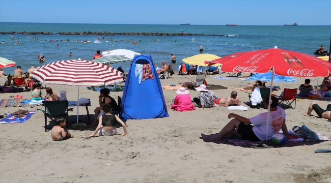 Sakarya'nın sahil kenti Karasu, bayramın ilk günü tatilcilerin akınına uğradı 