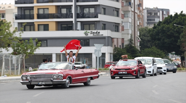 Şampiyon milli tekvandocu Nafia Kuş, Adana'da klasik arabayla tur attı