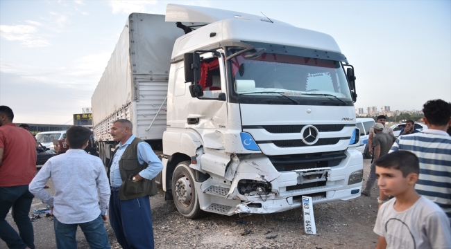 Şanlıurfa'da tır ile minibüsün çarpıştığı kazada 21 kişi yaralandı