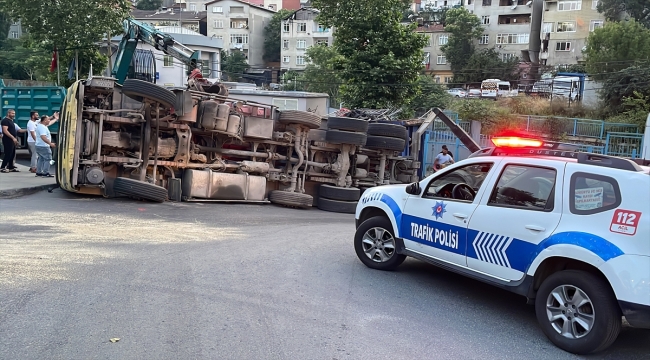 Sarıyer'de devrilen hurda yüklü kamyonun sürücüsü yaralandı